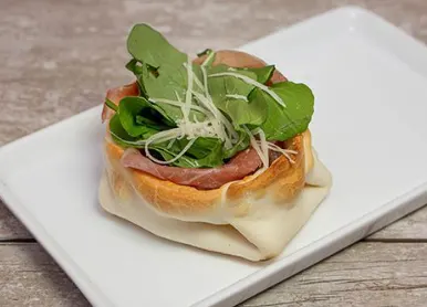 Canasta Jamón crudo y Rúcula